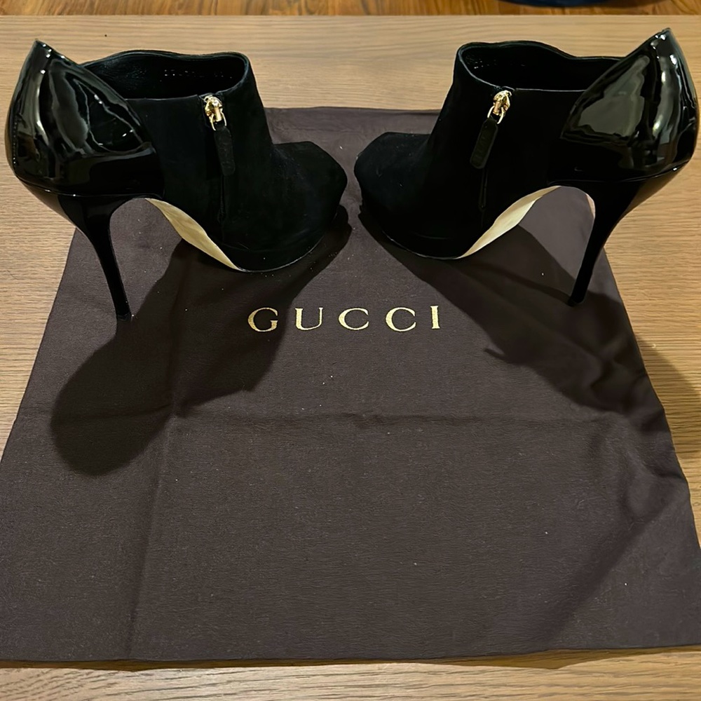 GUCCI Scamosciato Nero Suede Open Toe Booties